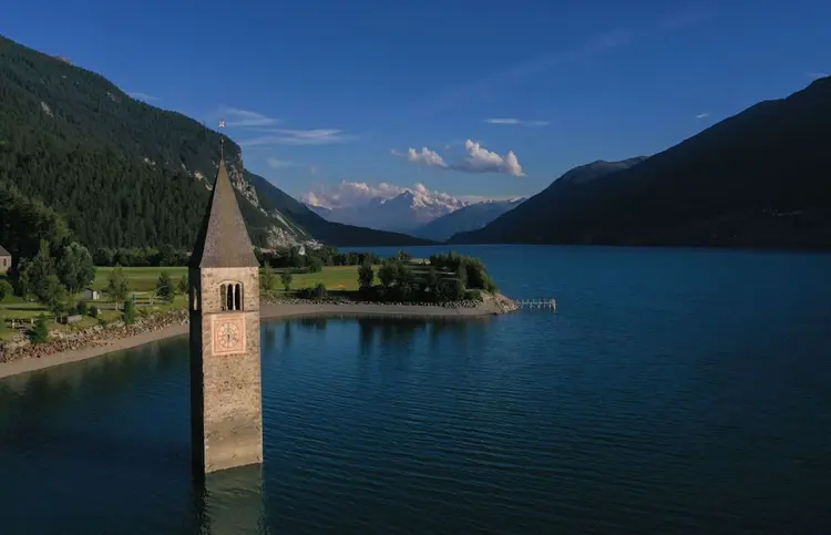 Photo de curon, on voit uniquement le clocher car le reste du village est submergé
